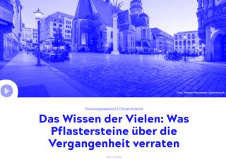 Weitwinkelaufnahme des Nikolaikirchhofs in Leipzig mit Kopfsteinpflaster, historischen Gebäuden und Fahrrädern am Abendlicht.