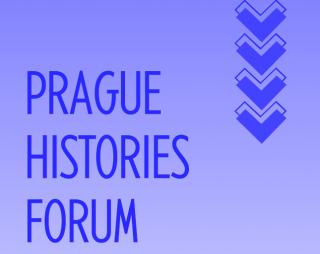 Schriftzug 'PRAGUE HISTORIES FORUM' in Großbuchstaben links auf blauem Hintergrund mit einer vertikalen Reihe von pinkfarbenen Pfeilen rechts.