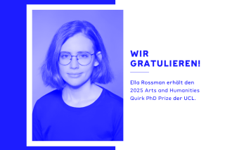 Porträt einer Person mit schulterlangen Haaren und schwarzem Oberteil vor weißem Hintergrund mit blauem Rahmen und Text 'WIR GRATULIEREN! Ella Rossman erhält den 2025 Arts and Humanities Quirk PhD Prize der UCL.'.
