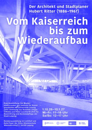 Innenansicht einer Halle mit sichtbaren Stahlträgern und Ausstellungsständen, darüber der Text 'Der Architekt und Stadtplaner Hubert Ritter (1886-1967) Vom Kaiserreich bis zum Wiederaufbau'.