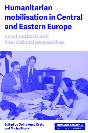 Obálka knihy „Humanitarian mobilisation in Central and Eastern Europe: Local, national, and international perspectives“. Nahoře název knihy, dole černobílá historická fotografie lidí sedících u stolu s dokumenty, symbolizující humanitární práci. Editoři Doina Anca Crețu a Michal Frankl. Logo edice Humanitarianism.
