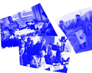 Schwarz-weiße Collage aus drei Fotos mit Menschen in verschiedenen Situationen, darunter eine Gesprächsrunde, eine Gruppe bei einer offiziellen Unterzeichnung und zwei Männer mit einem großen Bild im Freien.