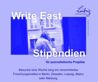 Person mit hellbraunen Haaren sitzt an einem Fenster mit Blick auf eine Straße, darüber der Text 'Write East Stipendien für journalistische Projekte Besuche eine Woche lang ein renommiertes Forschungsinstitut in Berlin, Dresden, Leipzig, Mainz oder Marburg' auf gelbem Hintergrund.