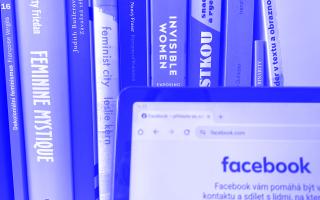 Bücherregal mit Büchern zu Feminismus und Frauenrechten, davor ein Bildschirm mit geöffneter Facebook-Webseite.