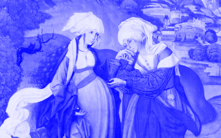 Zwei Frauen in historischen Kleidern stehen im Freien. Eine Frau hält einen Krug, während die andere sie ansieht. Im Hintergrund sind Berge und ein Dorf zu sehen.