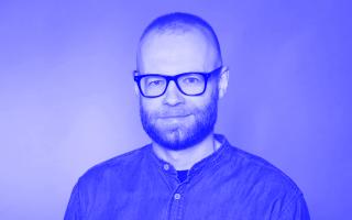 Schwarz-weiß-Porträt eines Mannes mit kurzem Haar und Brille