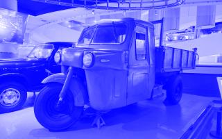 Blauer dreirädriger leichter Lastwagen Shanghai Type 58-1 mit geschlossenem Fahrerhaus in einer Ausstellung.