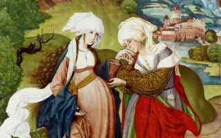 Zwei Frauen in historischen Kleidern stehen im Freien. Eine Frau hält einen Krug, während die andere sie ansieht. Im Hintergrund sind Berge und ein Dorf zu sehen.