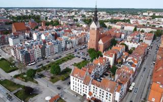 Luftaufnahme der Altstadt von Elbląg in Polen mit roten Ziegeldächern und einem hohen Kirchturm