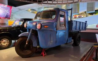 Blauer dreirädriger leichter Lastwagen Shanghai Type 58-1 mit geschlossenem Fahrerhaus in einer Ausstellung.