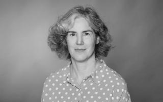 Portrait einer Frau in schwarz weiß